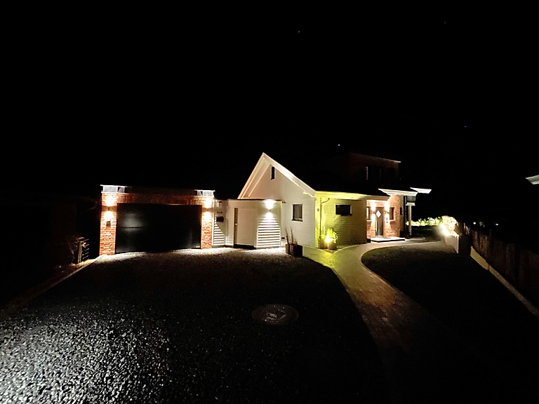 das illuminierte Ferienhaus Sansibar am Abend
